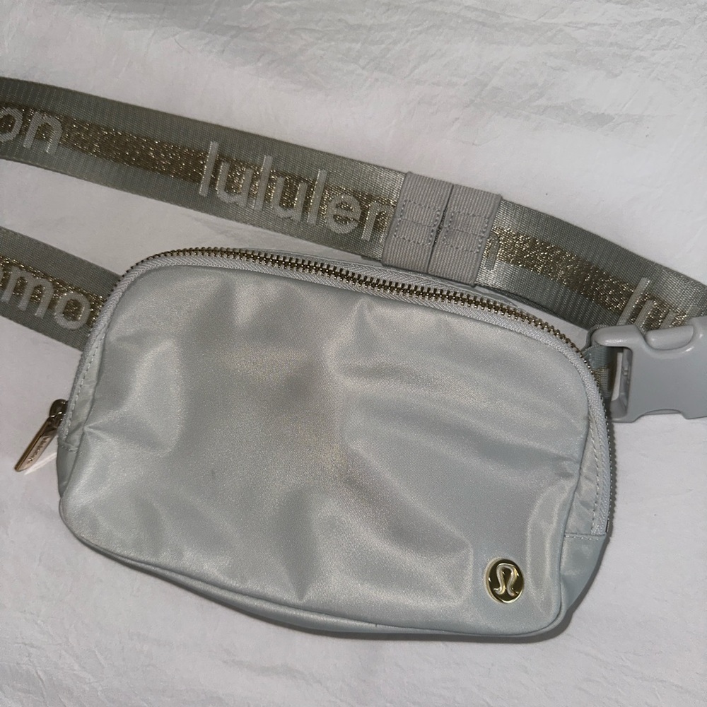 Lululemon Everywhere Belt Bag 1L (vapor/white/gold)